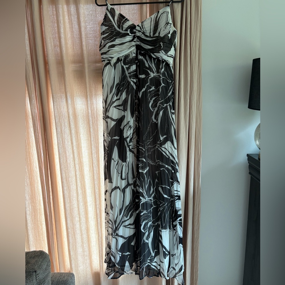 NWT Express | Large | Black & White Floral V-Neck Pleated Cross Back Maxi Dress - Picture 5 of 12